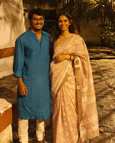 Ruthuparna in a blue kurta and Anarghya in a pink saree at the Bull Temple at night